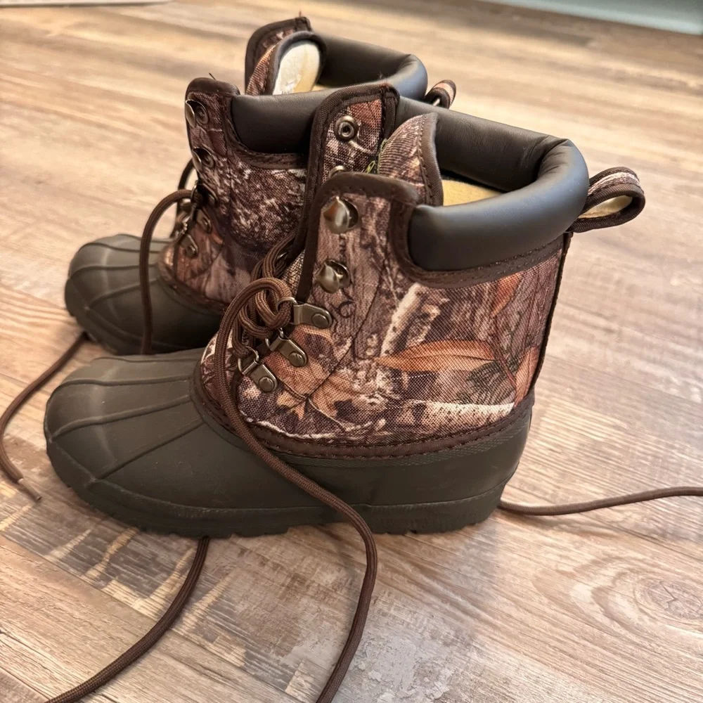 Magellan Outdoors Youth Boys Size 2 Camo Duck Boots Waterproof
